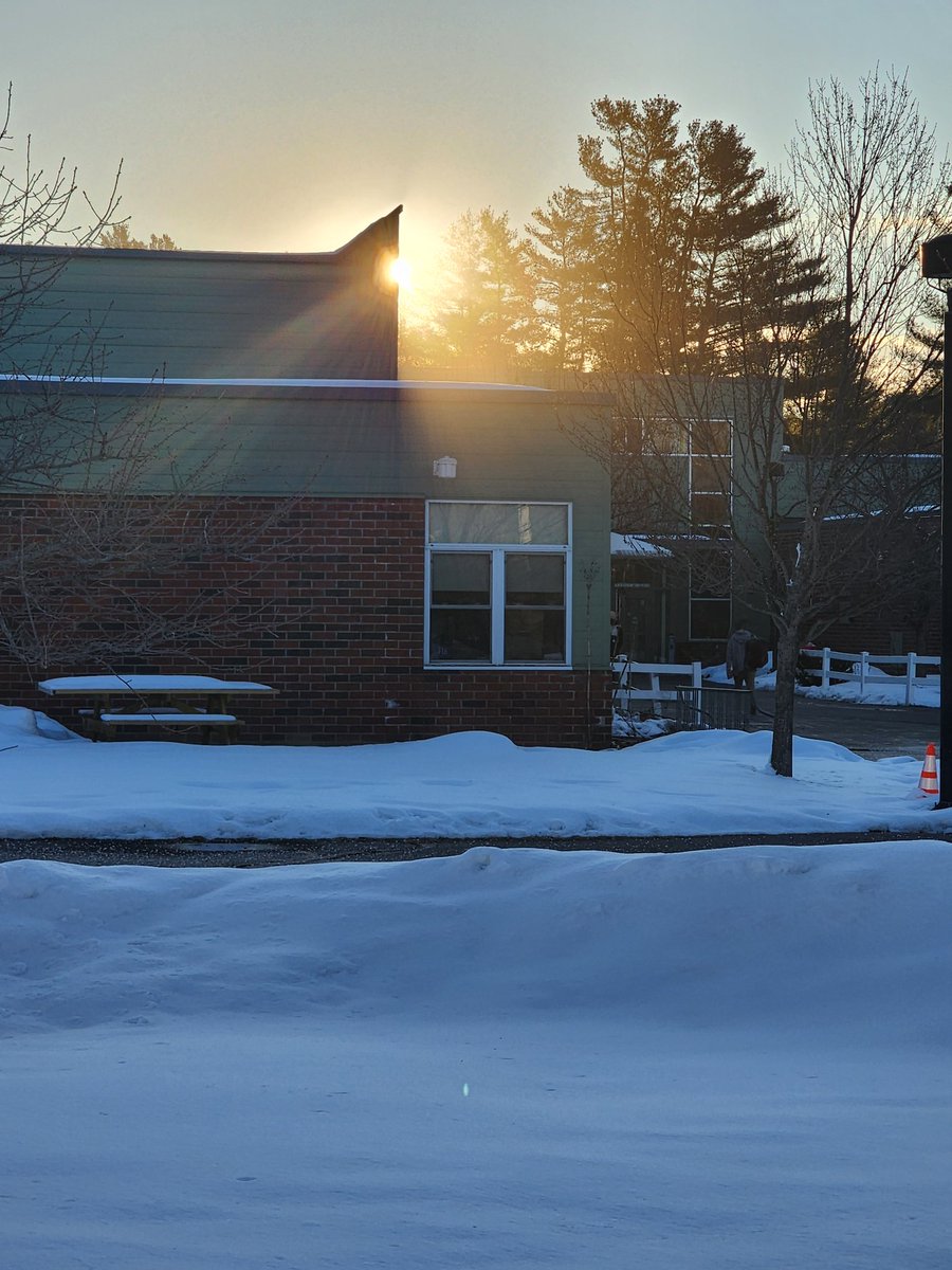 TimBoyle_RMS's tweet image. Daylight savings means sunrise @RMSHanover again.  Great way to start the school day.