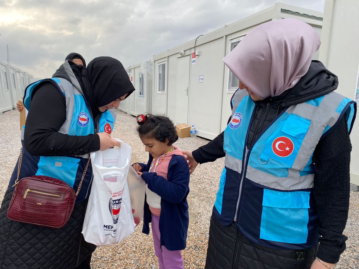 Zorlu sürece rağmen, yüzünden tebessümü eksik etmeyen, gönlü güzel insanlara misafir olduk.

Acılarımızı paylaşacak, yükümüzü bölüşecek, yarınları yeniden inşa edeceğiz..

📍Malatya'dayız..

#İyikiMemurSenVar