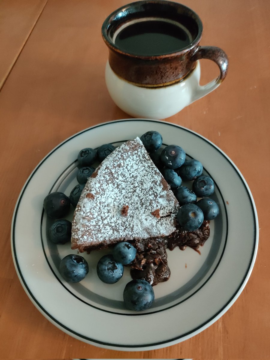 IamHula's tweet photo. Kakkukahvit saunan jälkeen, sillä vielä on eilisestä synttärikakkua jäljellä. #Ruokatwiitti #foodtweet #mudcake w/ #coffee #blueberries #mutakakkua #pensasmustikoita ☕😋 #happyweekend https://t.co/gn8X6QaK1y