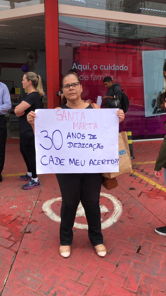 Sinfargo's tweet photo. #santamartacaloteira 
Manifestação dos Farmacêuticos e farmacêuticas que foram demitidos da rede Santa Marta sem receber nenhum centavo das verbas rescisórias https://t.co/K1kA8u9Lb8