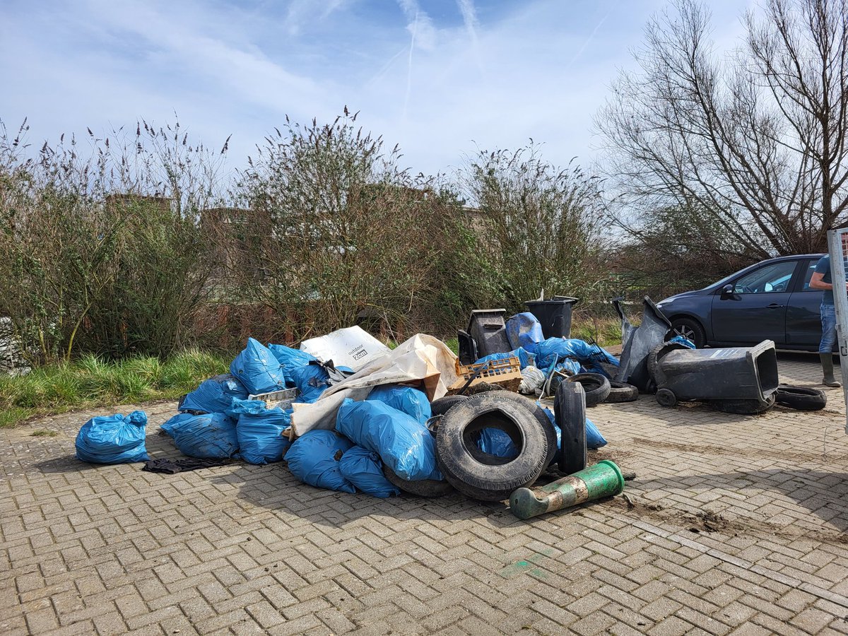 Vandaag met een 10tal <a href="/RWS_ZN/">Rijkswaterstaat Zuid-Nederland</a> 'ers een klein stukje oever van de #Maas opgeruimd in #Maastricht samen met <a href="/staatsbosbeheer/">Staatsbosbeheer</a> en <a href="/CNMEMaastricht/">CNME</a>. Alle beetjes opruimen helpt, en elk beetje wordt een hoop! Bedankt collega's!#Zwerfafval #schonemaas  #nationaleopschoondag