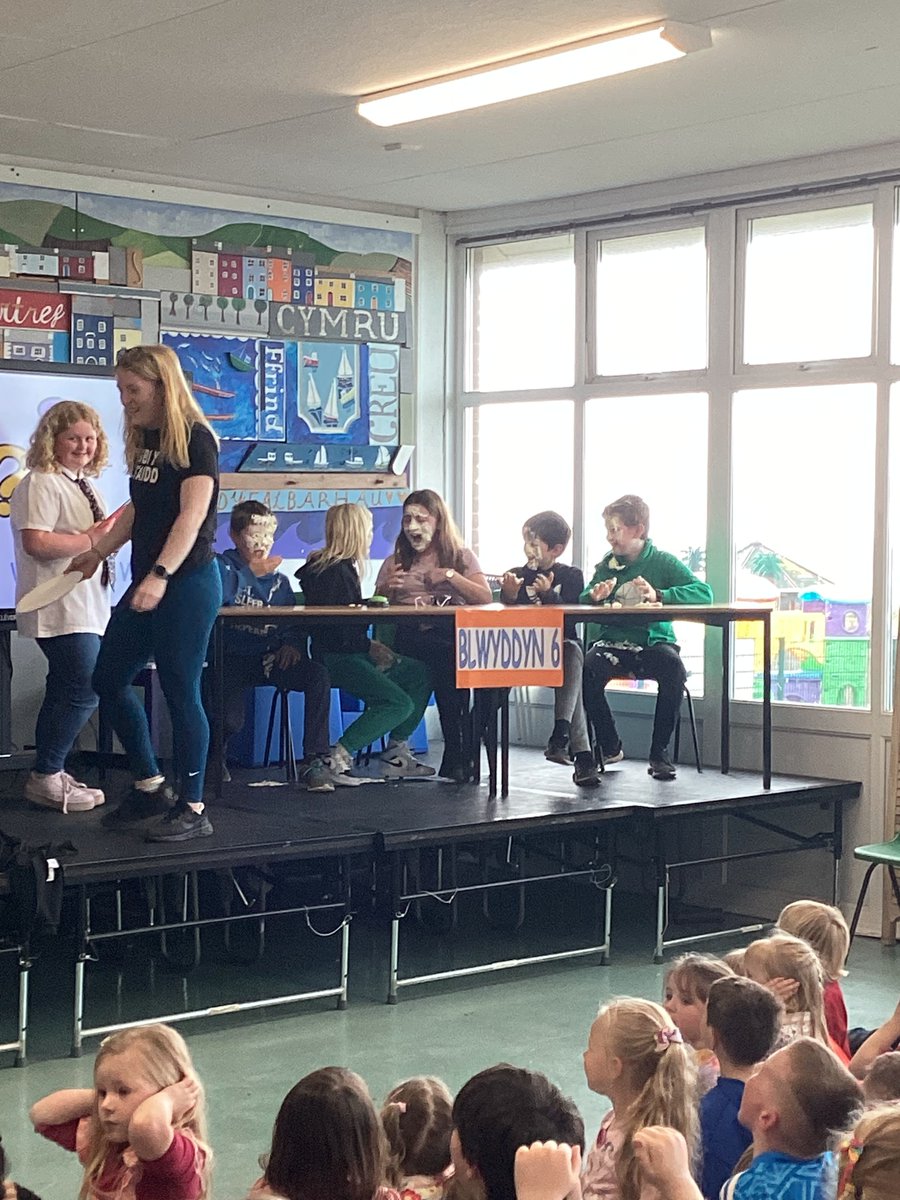 Dathlu diwrnod Trwynau Coch gyda gwasanaeth yng ngofal blwyddyn 5 lle trefnwyd cwis athrawon yn erbyn blwyddyn 6 / Celebrating Red Nose Day with assembly by year 5 pupils where they organised a teachers vs year 6 quiz #RedNoseDay