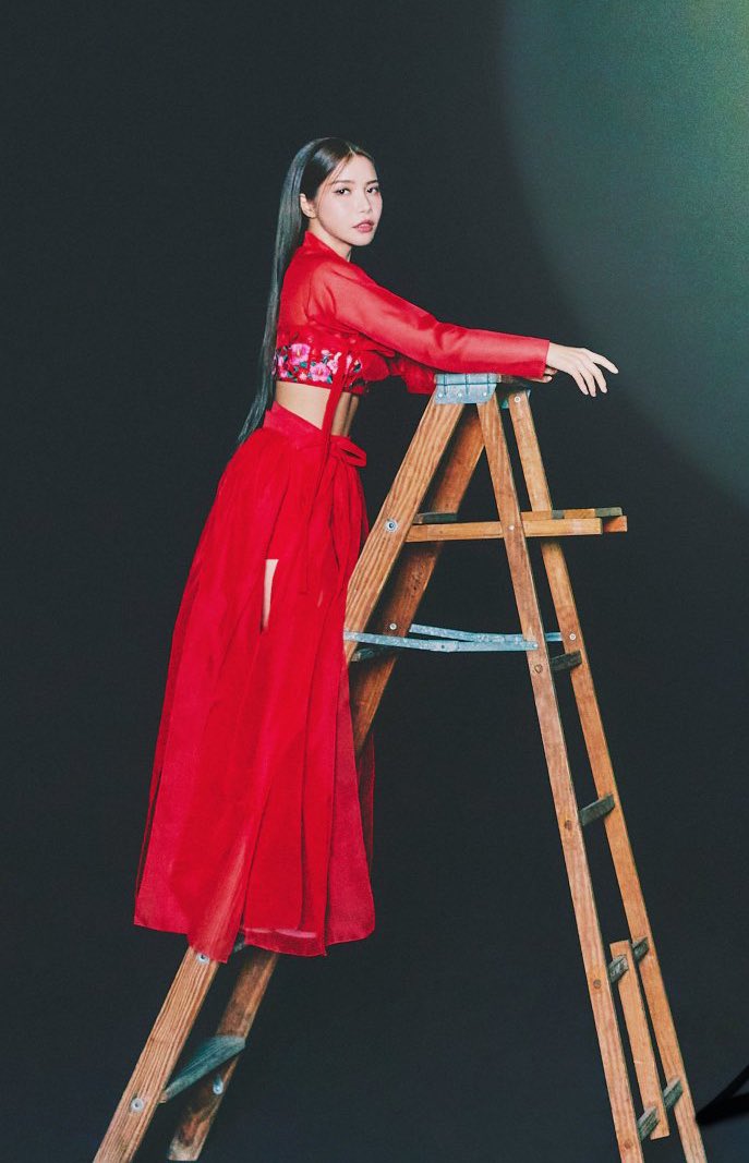 dailybuffsolar's tweet photo. the abs??? #SOLAR #솔라 https://t.co/UqKQc0rty3