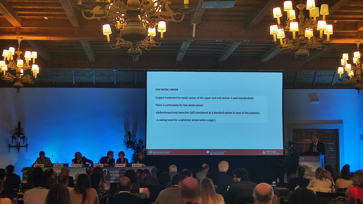 CGD_Pontevedra's tweet photo. Seguimos en la última jornada de #cpbaiona2023 con la mesa de anastomosis tras resección anterior. Revisión de técnica quirúrgica, trucos para su realización y factores que influyen en la aparición de fuga. https://t.co/PC3PZyT04j