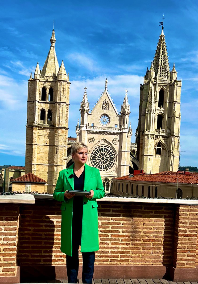 emiliaviest's tweet photo. León Esta noche 22:30  @gloria_serra @EqInvestigacion @laSextaTV Maquillaje y peinado @emiliaviest #leonesp #catedral #LeónEspaña https://t.co/UkJI9aOdfQ