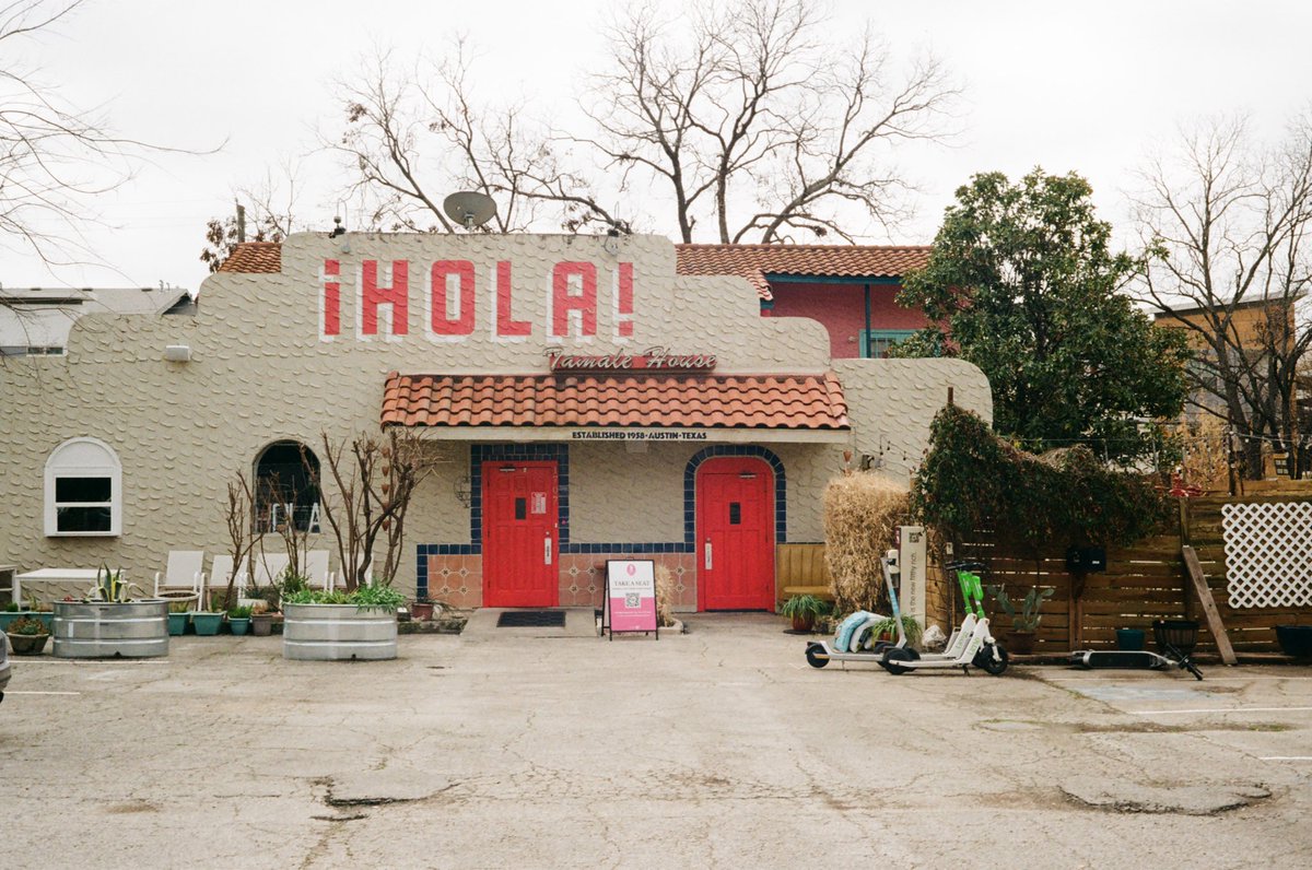 tyler_simnick's tweet photo. Walking around East Austin. @lomographynyc 100 🎞 https://t.co/PHK7l1ZjFS