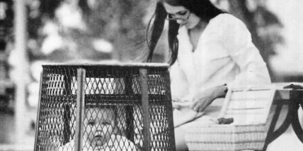 #meshspotting... a novel way to create an enclosed baby walker using metal mesh? 

#MothersDay #fridayfun