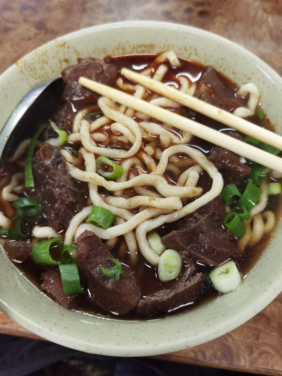 ToqaReign's tweet image. Touch down in Taipei super late the day before, luckily a beef noodle shop not far from the hostel is open 24h ( ˙˘˙ ) I will never forget this bowl of pure bliss at 11pm that evening