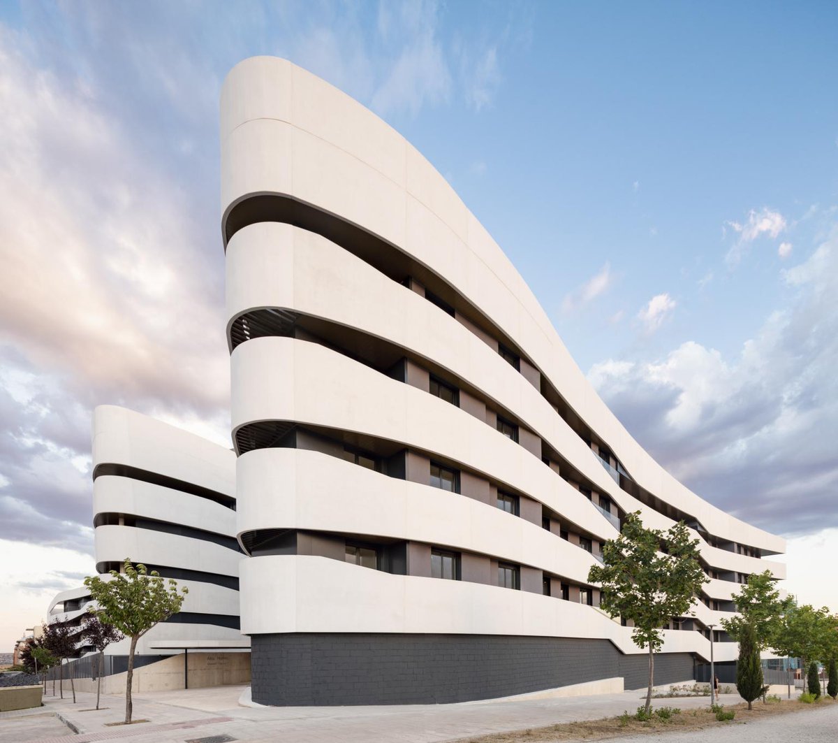 Además de funcional, la fachada de un edificio puede ser de diseño y con una gran carga estética. 

Paneles #fachadaGRC de <a href="/prehorquisa/">PREHORQUISA</a> para el proyecto de 📷 <a href="/canoyescario/">Cano y Escario Arq</a>