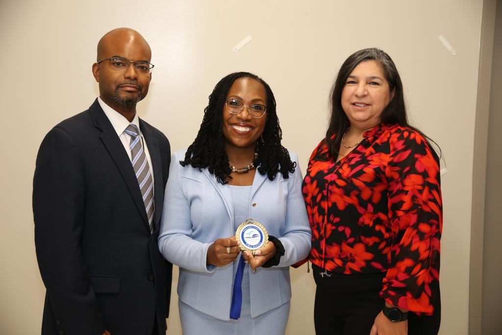 US Supreme Court Justice Ketanji Brown Jackson, a graduate of @palmettoshs accepting the <a href="/MDCPS/">Miami-Dade Schools</a>  Alumni Hall of Fame medal. #Alumni305