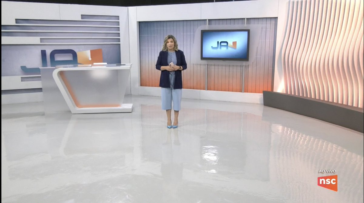CriciumaPlay's tweet photo. Jornal do Almoço de Criciúma com alterações no cenário.

“Nova” bancada e luzes no ondulado. 

Ficou bonito. Particularmente acho o velho triedro mais bonito que o cinza maciço dos novos cenários de Floripa e Joinville. https://t.co/evojGjuZtI