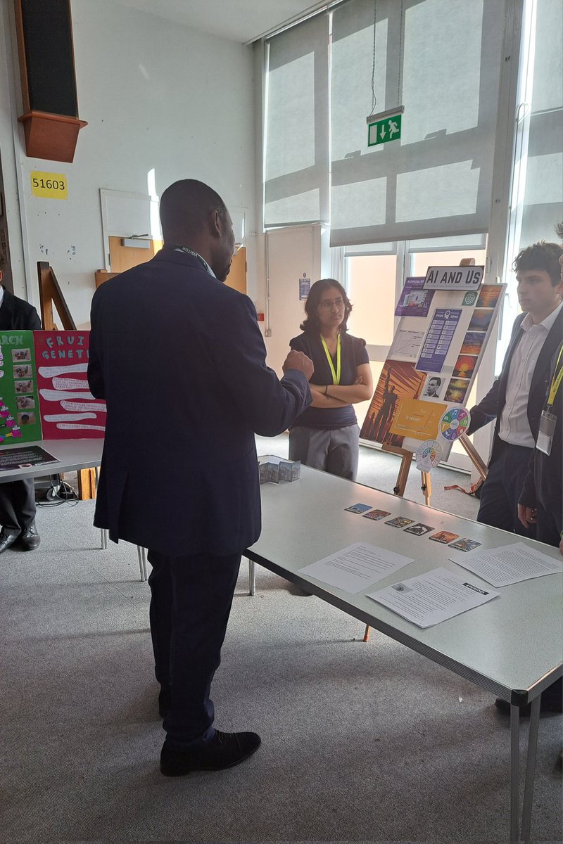 MesSciences's tweet photo. Explaining AI to our head judge 🤖 #sciencefair #BritishScienceWeek https://t.co/jmqcoXqU0E