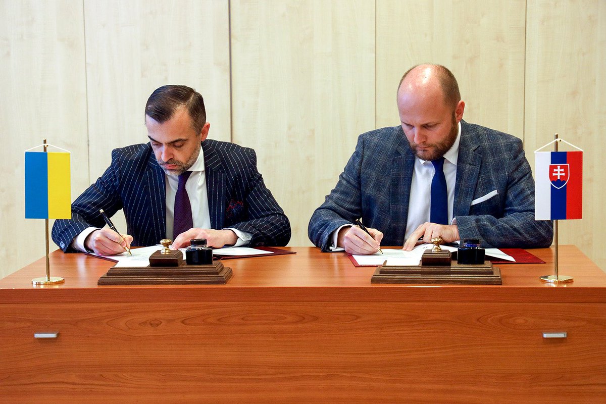 Our hearts w/Ukraine. Our jets for Ukraine. 🇸🇰🤝🇺🇦 #Slovakia is to donate 13 MiG-29 jets (and SA-6 air def system) to #Ukraine. Agreement signed ✅<a href="/UKRinSR/">UKR Embassy in Slovakia</a> <a href="/DefenceU/">Defense of Ukraine</a> <a href="/MyroslavKastran/">Myroslav Kastran</a> <a href="/oleksiireznikov/">Oleksii Reznikov</a> <a href="/Slovakia_NATO/">Slovakia in NATO</a> <a href="/USEmbassySK/">USembassySK</a> <a href="/ZelenskyyUa/">Volodymyr Zelenskyy / Володимир Зеленський</a>