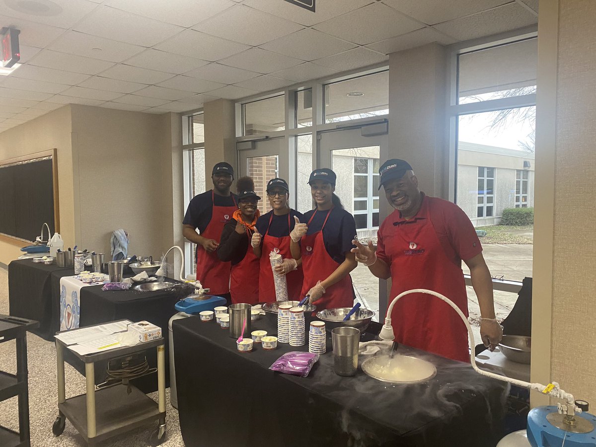 MWEwayne's tweet image. @Subzerocastlet1 is helping us learn about liquid nitrogen by providing us a sweet treat!  #learningisgood @MrGMWE @IXScience @jmoore5754