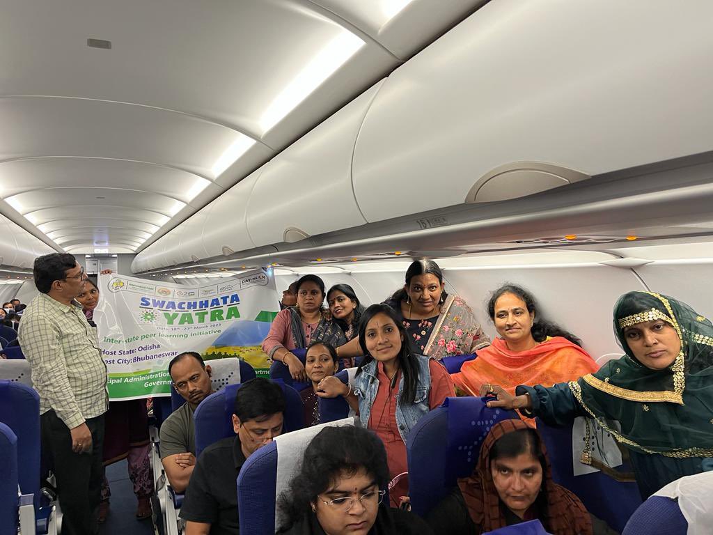 RoopaMishra77's tweet photo. Unique Yatra
30 women waste entrepreneurs from Telengana are flying to Odisha , Kerala &amp; Karnataka as #SwacchataDoots. 
Women from 35 States/UTs set to travel to 14 host States in an exciting Visit-Exchange-Learn initiative for #GarbageFreeCities during the 3-weeks #Swachhotsav👍 https://t.co/2Xyu1osoMU