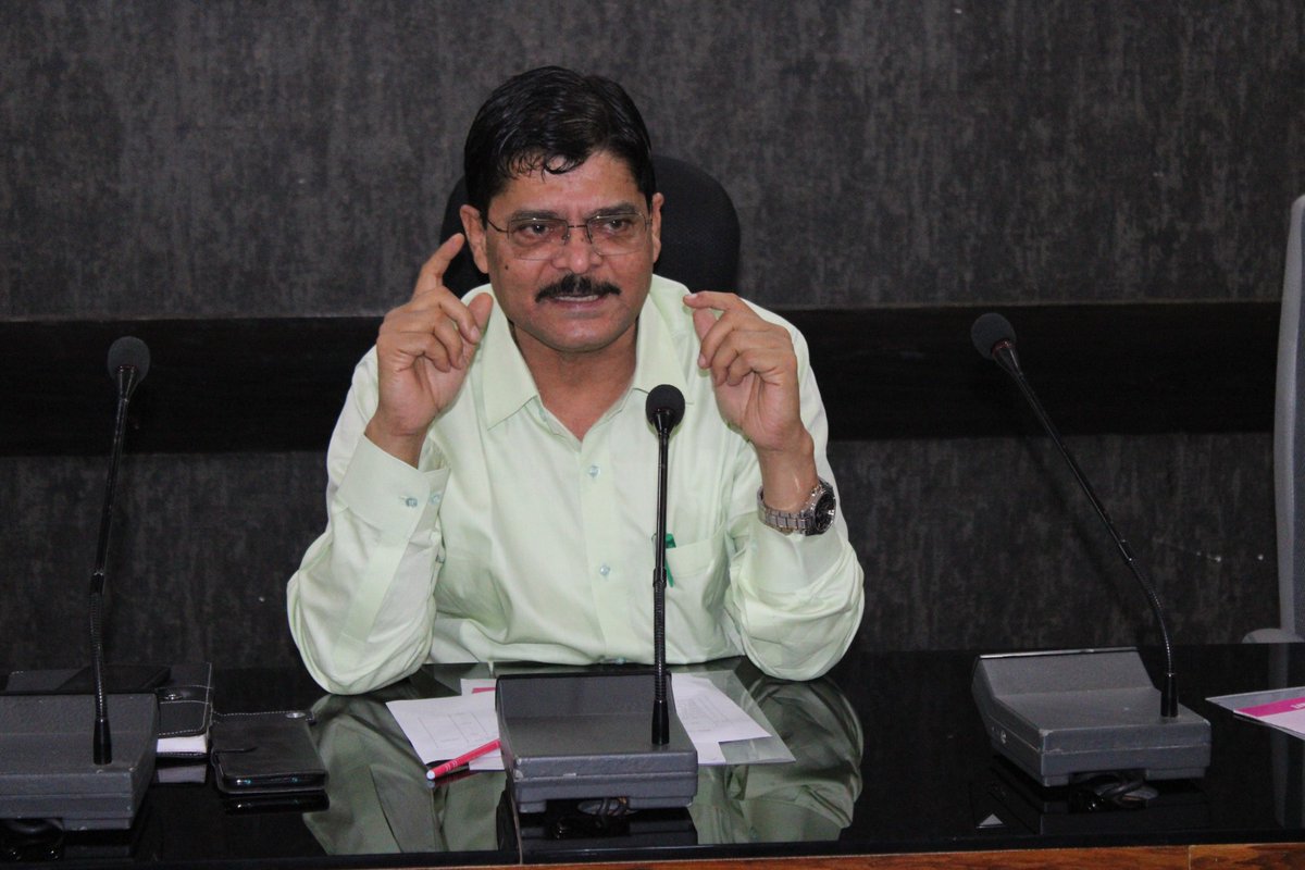 dc_garhwa's tweet photo. वित्तीय समावेशन एवं वित्तीय साक्षरता हेतु आज जिला परामर्शदात्री समिति की विशेष बैठक कर उपायुक्त ने जिले में संचालित बैंकिंग कार्यों की समीक्षा किया एवं आवश्यक निर्देश दिए।
@JharkhandCMO 
@prdjharkhand https://t.co/KaWynV61M1