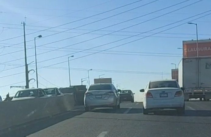 MrCrypt97831176's tweet photo. @Trafico_ZMG  choque por alcance sobre vallarta en el puente de aviacion, carril izq.  Entrando a la ciudad https://t.co/jzwQPjK1PH
