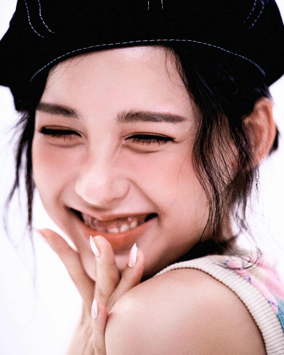 Woonnsoy's tweet image. 원래는 내 웃은 얼굴 너무 싫어해서 카메라 앞에서는 절대 안웃었는데 이 사진을 다들 좋아해줘서 좀 극복한듯