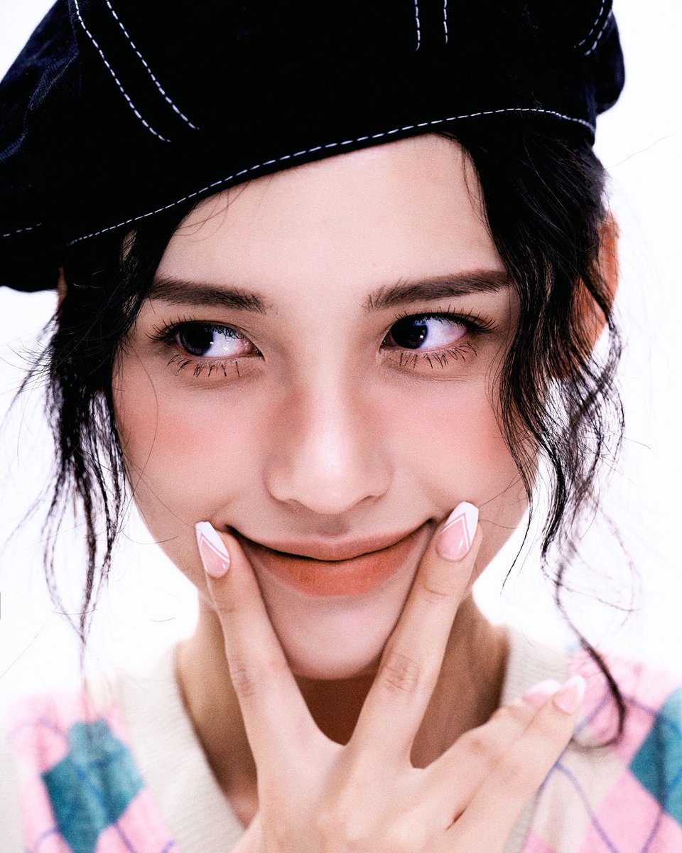 Woonnsoy's tweet image. 원래는 내 웃은 얼굴 너무 싫어해서 카메라 앞에서는 절대 안웃었는데 이 사진을 다들 좋아해줘서 좀 극복한듯