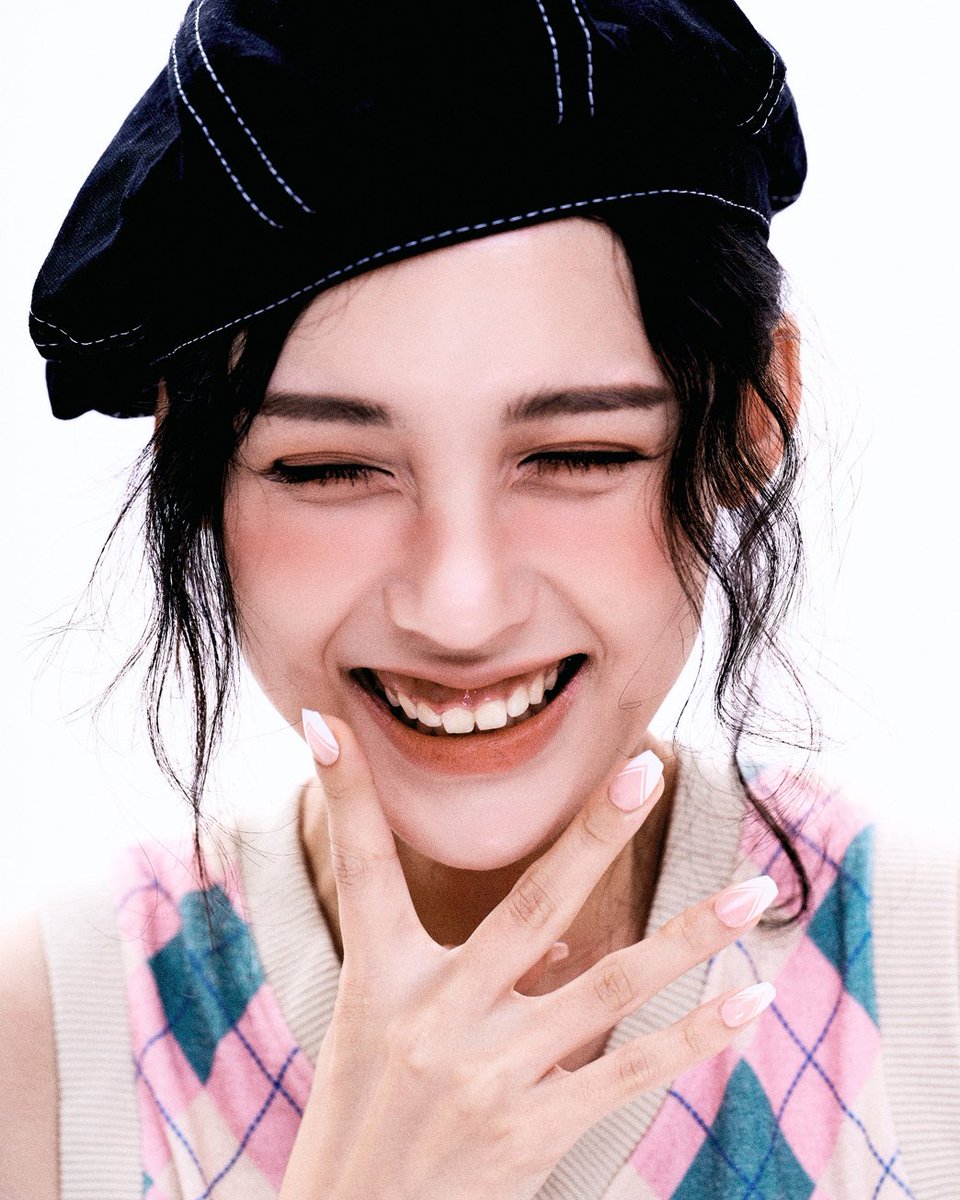 Woonnsoy's tweet image. 원래는 내 웃은 얼굴 너무 싫어해서 카메라 앞에서는 절대 안웃었는데 이 사진을 다들 좋아해줘서 좀 극복한듯