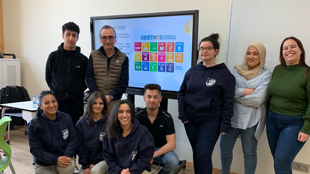 Un honor poder contar con <a href="/miguelluis_2015/">Miguel Luis Lapeña</a> para hablarnos de #EmprendimientoSostenible y #ODS 2030 y debatir con los alumnos del 𝘊𝘭𝘶𝘣 𝘥𝘦 𝘭𝘢 𝘐𝘯𝘯𝘰𝘷𝘢𝘤𝘪𝘰́, sobre el reto que supone para las nuevas generaciones.
#HolaFutur #Setempren <a href="/fpcatalunya/">FP Catalunya</a> <a href="/futura_fp/">FuturaFP</a>