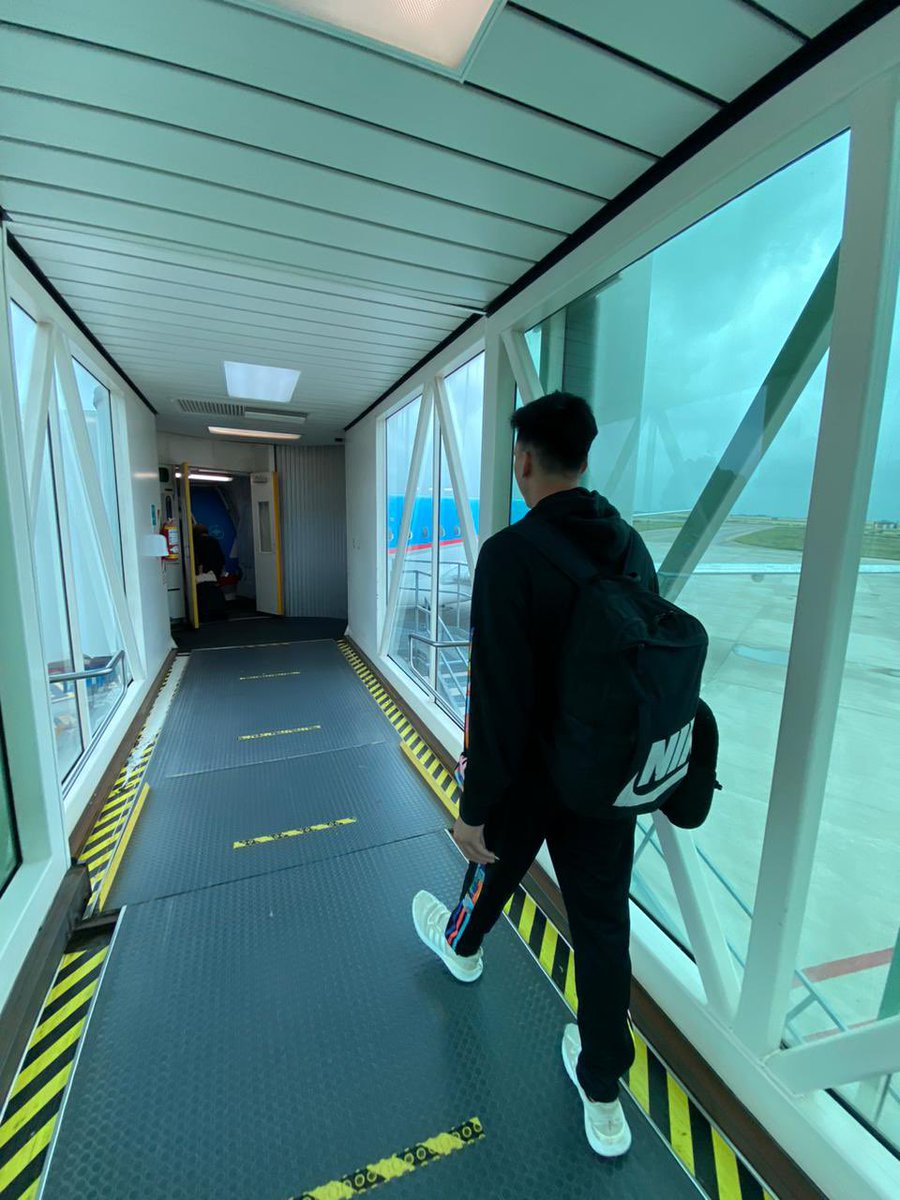 joaco_pollo's tweet photo. Me voy. Me cansé de que no alcance, de que todos los días sea más difícil. La única salida está en Ezeiza. Los invito a hacer lo mismo, emigren sin miedo, hay una vida mejor afuera. Les dejo mi última foto en este país. https://t.co/QVJox2QyMA
