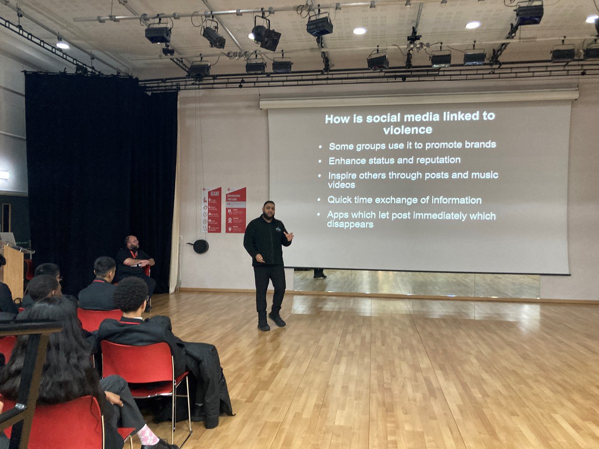 TheChalkHills's tweet photo. Last week our year 10’s had an informative educational talk on Knife Crime and County Lines by @bedfordshirepolice on how to keep safe in society! #PBDAY #PSHCE #CountyLines https://t.co/FKd0CRYydx