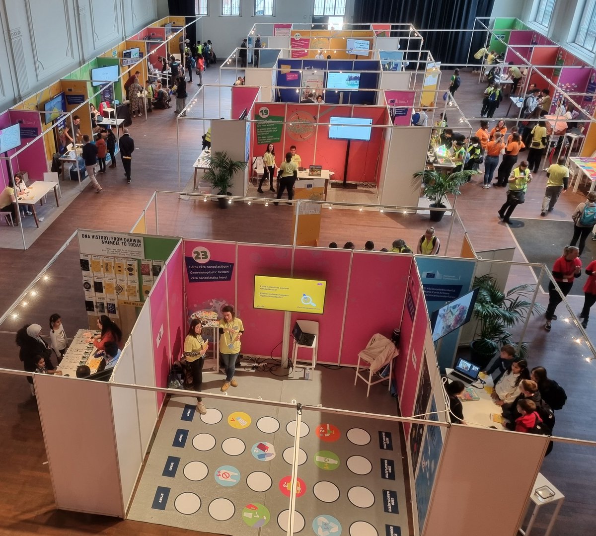 After two days and over 5000 visitors, things are slowly calming down at the #ScienceIsWonderful fair. Crazy to see how enthusiastic kids get when it comes to #science! Was a pleasure to be part of this event. Thanks, <a href="/EU_Commission/">European Commission</a>, <a href="/EuShape/">SHAPE-IT</a>, &amp; @HumanFactorsUlm!