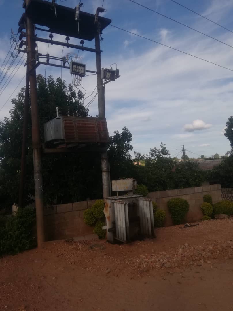 zenzele's tweet photo. 1/3 Got this message from a Sizida resident "Sizinda residents have gone for  a month with no power yesterday ZESA said they have no crane residents should hire a crane to lift the new transfomer. We paid  $200 for the crane ......#Asakhe https://t.co/6womLeKsUM