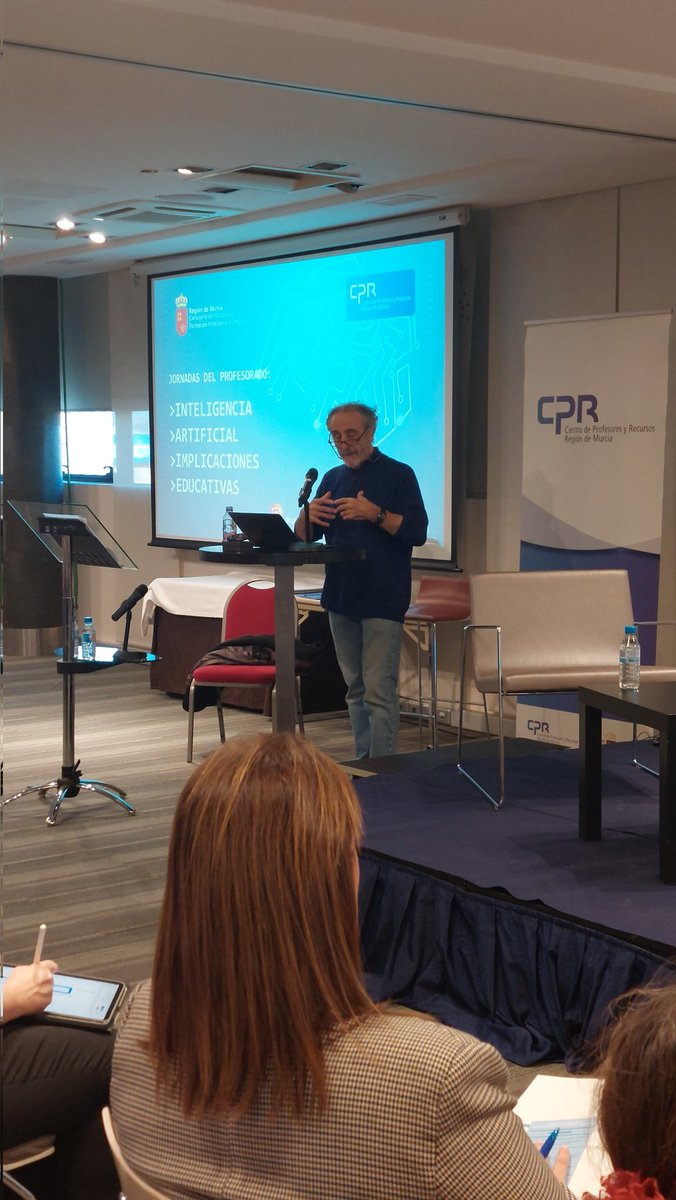 CPRRegionMurcia's tweet photo. 🔛 Comienza la tarde en las Jornadas del Profesorado 👇 
🧠 Inteligencia Artificial. Implicaciones Educativas👩🏻‍🏫👨🏻‍🏫
Con Mariano Fernández Enguita @enguita y su conferencia: "Educacion Ciborg: oportunidades,  riesgos e interrogantes de la #IA "
@Educarm @sifopcarm @unicomplutense https://t.co/460xIa9zm2