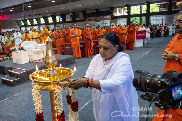 Amritanandamayi's tweet photo. Fulfilling the Principle of Vasudhaiva Kutumbakam: Fostering Unity and Harmony
-- Amma's #C20 Inaugural Address
@C20EG 
#Civil20India2023 #YouAreTheLight https://t.co/ZH3hNMmDWQ