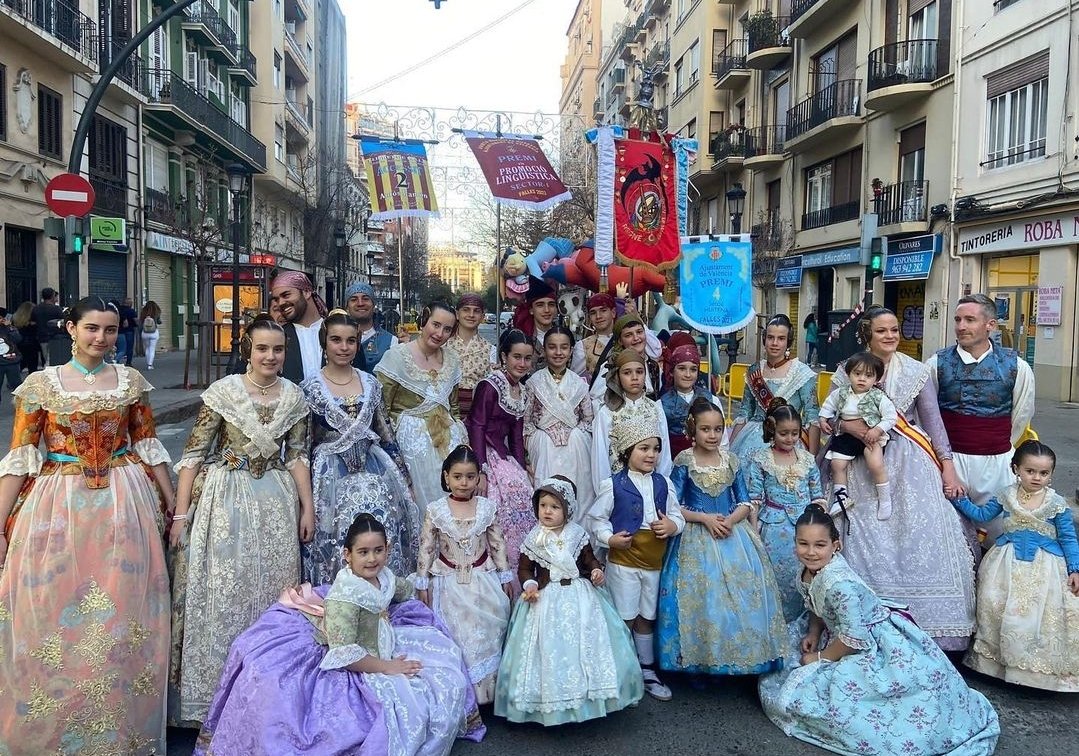 Falla_161's tweet image. Ahir la comissió infantil va recollir el 4t premi de la secció 8a de JCF i el 2n accèssit dels premis de llibrets de Lo Rat Penat. D'altra banda, la Junta Municipal de Russafa ens va otorgar el premi a la promoció lingüística.