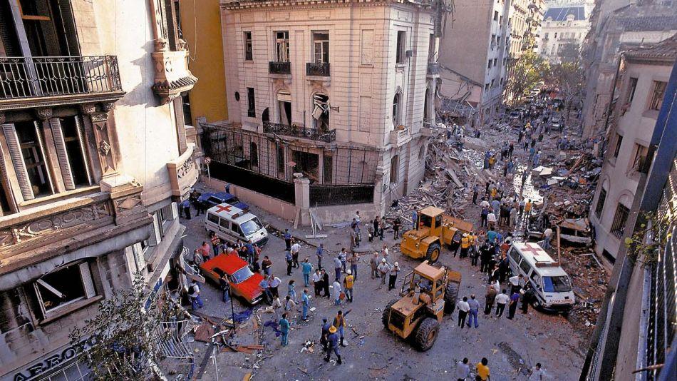fggalarraga's tweet photo. Conmemoramos los 31 años del atentado a la Embajada de Israel en #Argentina. 

Hoy y siempre reafirmamos nuestro pedido de verdad y justicia para las víctimas y acompañamos a sus familias.

Memoria activa para todas ellas y ellos. https://t.co/Z2wswPV4JC