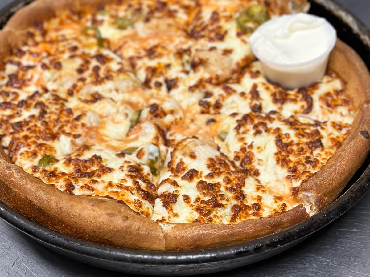 What’s better than March Madness, St. Patrick’s Day ☘️ &amp; #FreePizzaFriday all in one day?! Hit that RT button for your chance to win a FREE large one topping from Mister B’s! Must follow to win.