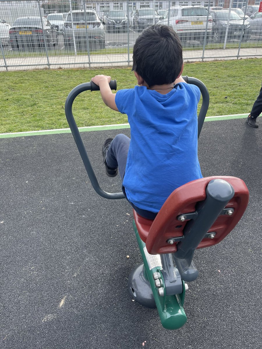 Miss_C_Nelson_'s tweet photo. Yesterday, we tried out the outdoor gym equipment for the very first time! We had great fun together whilst working up a sweat. @PelhamPrimary_ @trustilluminate https://t.co/oVqtwho3J5