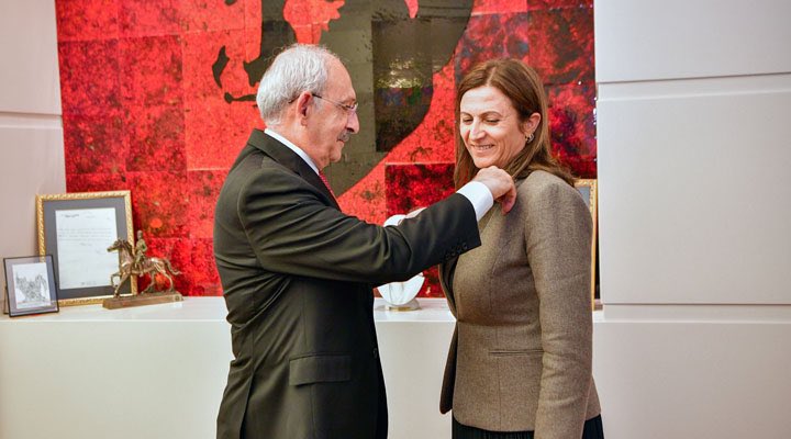 yeni1haberr's tweet photo. Öldürülen eski Diyarbakır Barosu Başkanı Tahir Elçi’nin eşi Türkan Elçi, CHP'ye katıldı. Rozetini Kemal Kılıçdaroğlu taktı. https://t.co/W5lMAcw9yP