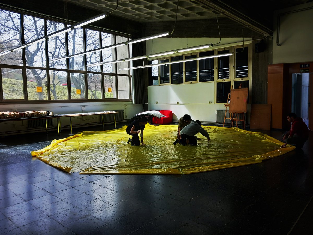 NuriaP9's tweet photo. Construyendo un bicho amarillo para la @fetsac 2023
#fetsac #inflable #arquitectura #arquitecturatextil #inflable #inflatable #ephemeral #efimeras #architecture #platic #textil #construcción #etsac #coruna #corunamola https://t.co/Qz7WoTCr9w