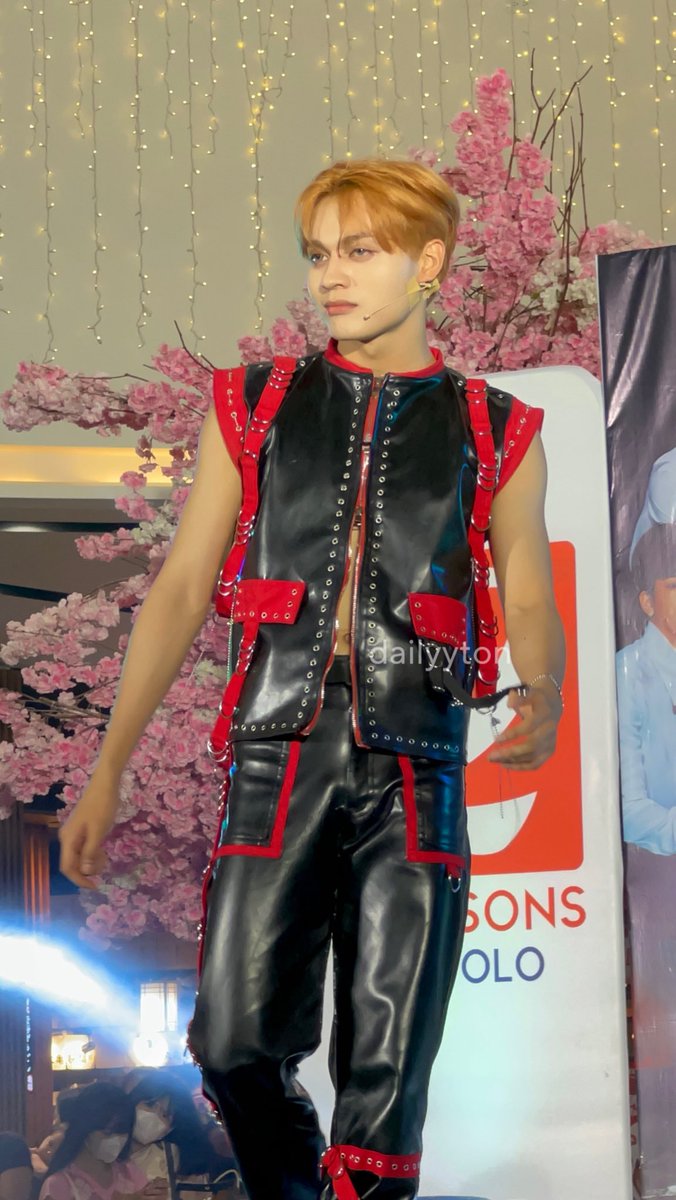 dailyyton's tweet image. model reyster