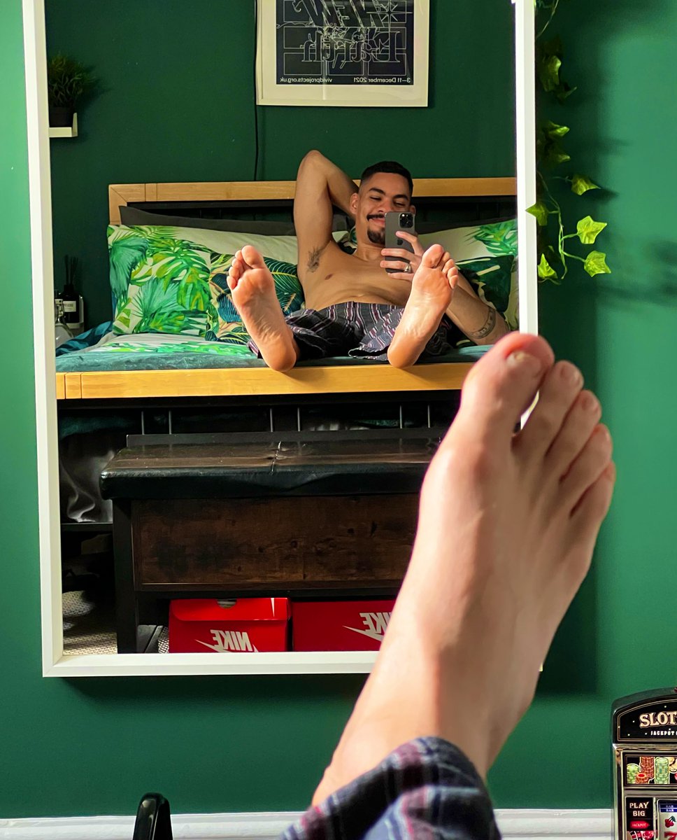 It’s a lovely day 🥹✨
.
.
.
.
.
#nikesocks #gay #kiffeur #airmax #gayfeet #gayfoot #malefeet #malefoot #gaysocks #gaysneaker #kiffeurtn #whitesox #gayfetish #skets #niketn