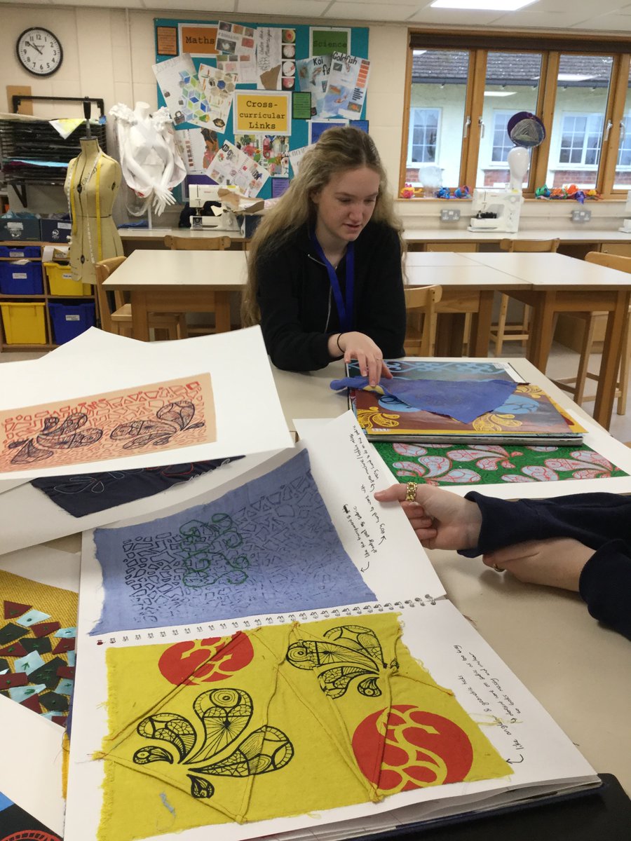 PipersArts's tweet image. It was fantastic to welcome back previous Piper&apos;s student, Hannah Lee. She talked to year 10, 11 and 12 Textiles students about her first year doing a Textiles Design Degree at Arts University Bournemouth. #PipersInspire #PipersSixthform #PipersSenior