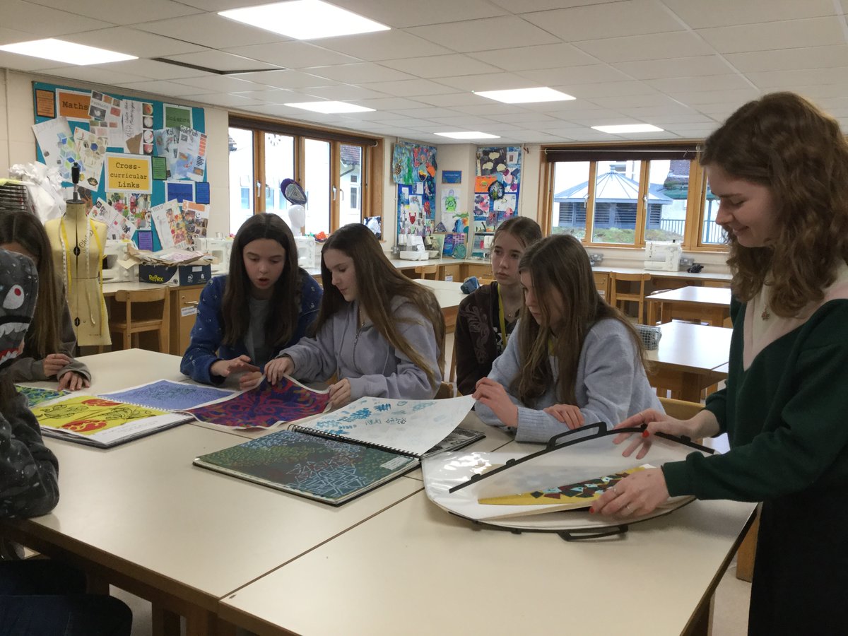 PipersArts's tweet image. It was fantastic to welcome back previous Piper&apos;s student, Hannah Lee. She talked to year 10, 11 and 12 Textiles students about her first year doing a Textiles Design Degree at Arts University Bournemouth. #PipersInspire #PipersSixthform #PipersSenior