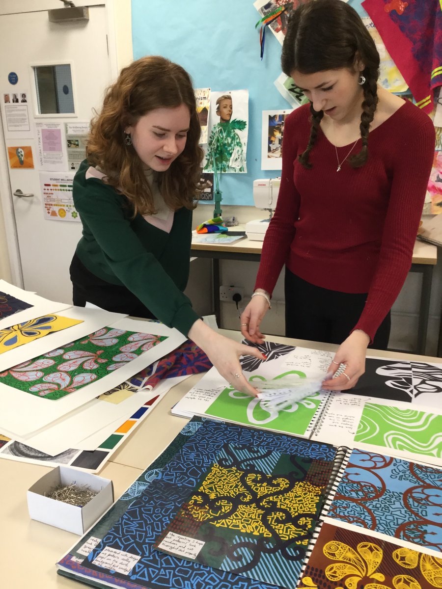 PipersArts's tweet image. It was fantastic to welcome back previous Piper&apos;s student, Hannah Lee. She talked to year 10, 11 and 12 Textiles students about her first year doing a Textiles Design Degree at Arts University Bournemouth. #PipersInspire #PipersSixthform #PipersSenior