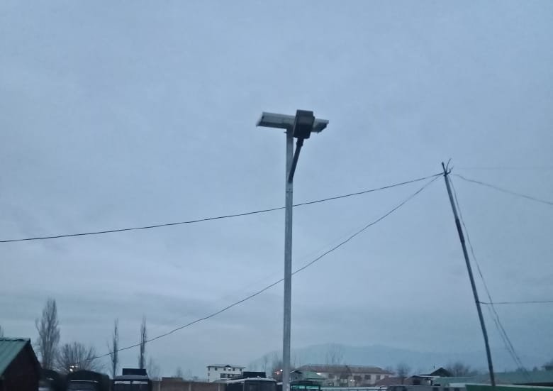 Rohitashwa14's tweet photo. Installation of #Solar_street_lights by @10BnSSB_INDIA at various places will hopefully reduce the burden on other sources of power.
@EDIIndRajbagh 
@bkhemam 
@Pradeep64Gupta 
@Junaid_Mattu
@ashraf_wani
#Srinagar https://t.co/MvVkYZCuHy