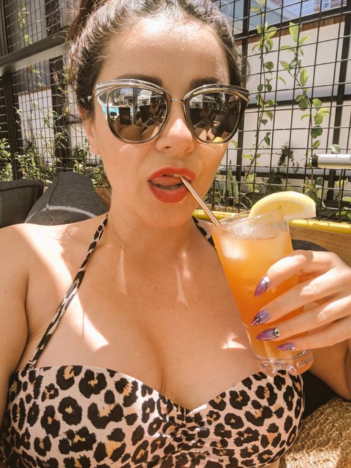 Who's ready for summer?? (I am) Happy Friday my babys 💋🍹 https://t.co/AUZ775ESwo<a href="/tag/mvsales"class="tags"><span>#mvsales</span></a>