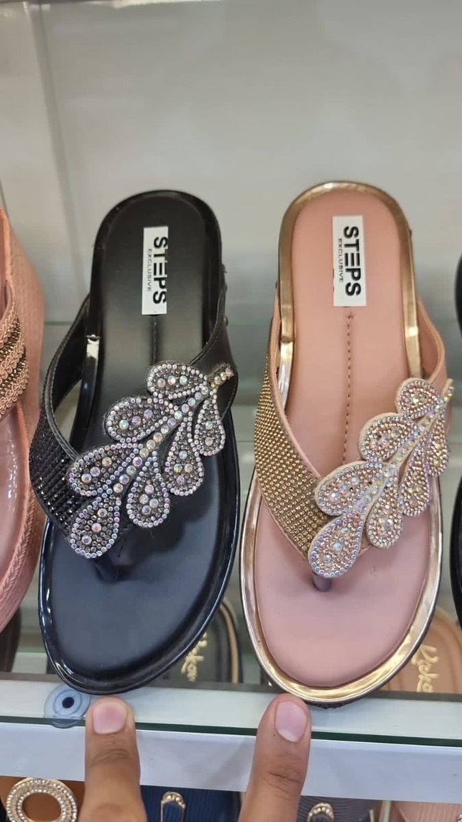 Meerah_Aj's tweet photo. Black colour size 37 available 5500 only https://t.co/gr5DBRVP7T