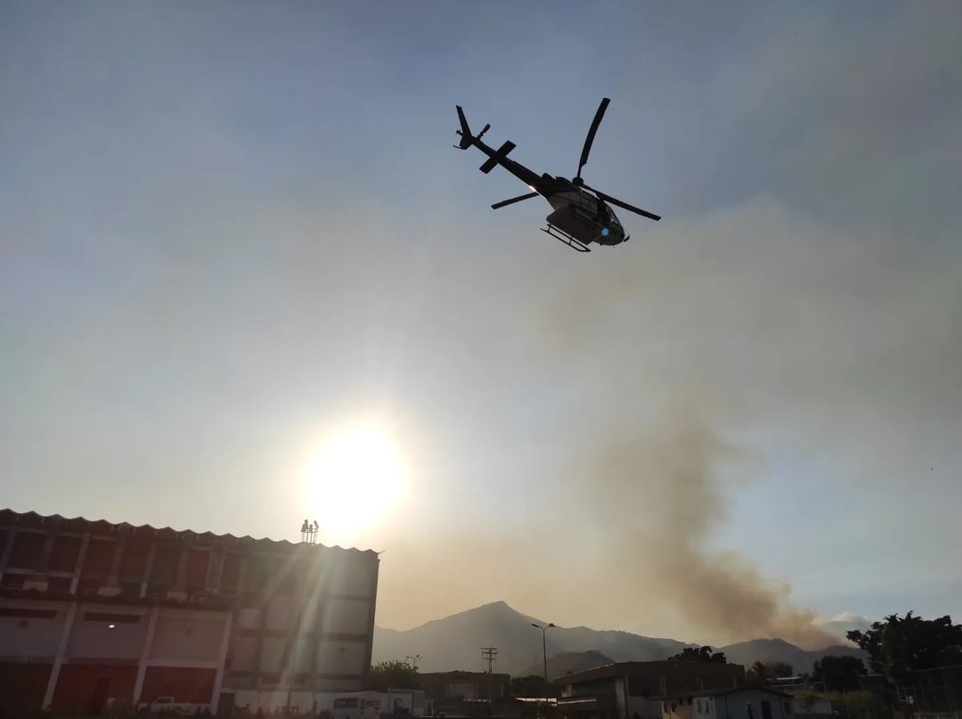 PCazador2021's tweet photo. #OperacionLlovizna 🔥🚨Activado helicoptero Tigre 1 REG PA-001 #Policia de #Aragua AS350 en sofocar incendio activo fila la cabrera y cerro el picacho Mcpio. MBI El Limon Parque Henri Pittier https://t.co/Ng2W6R3NWm