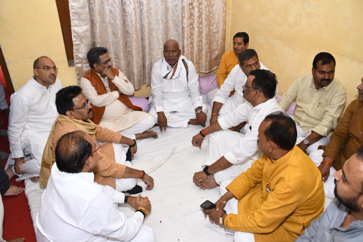 sunilbansalbjp's tweet photo. आज @BJP4UP के पूर्व प्रदेश अध्यक्ष एवं कैबिनेट मंत्री श्री @swatantrabjp जी के मिर्जापुर स्थित आवास पर मिलकर उनकी स्वर्गीय माताजी के चित्र पर श्रद्धा-सुमन अर्पित किए एवं शोक संवेदना व्यक्त की। https://t.co/pN1859P0Tz