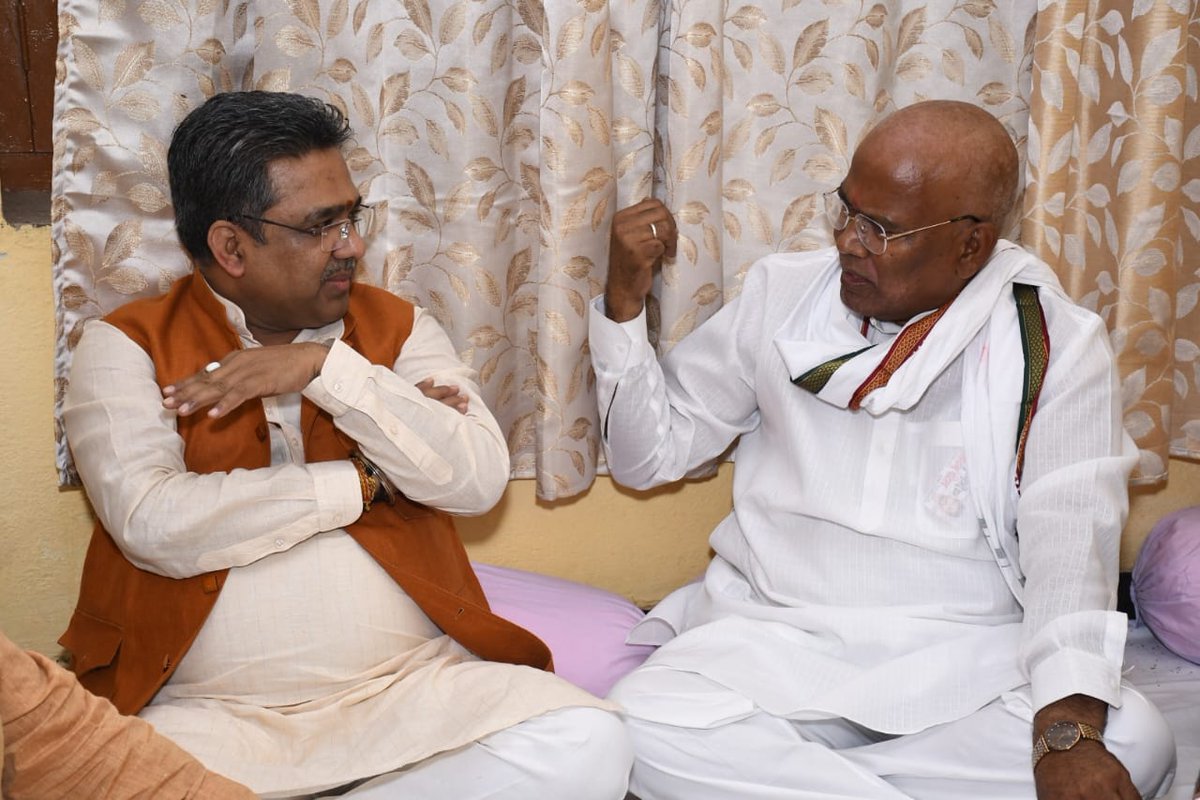 sunilbansalbjp's tweet photo. आज @BJP4UP के पूर्व प्रदेश अध्यक्ष एवं कैबिनेट मंत्री श्री @swatantrabjp जी के मिर्जापुर स्थित आवास पर मिलकर उनकी स्वर्गीय माताजी के चित्र पर श्रद्धा-सुमन अर्पित किए एवं शोक संवेदना व्यक्त की। https://t.co/pN1859P0Tz