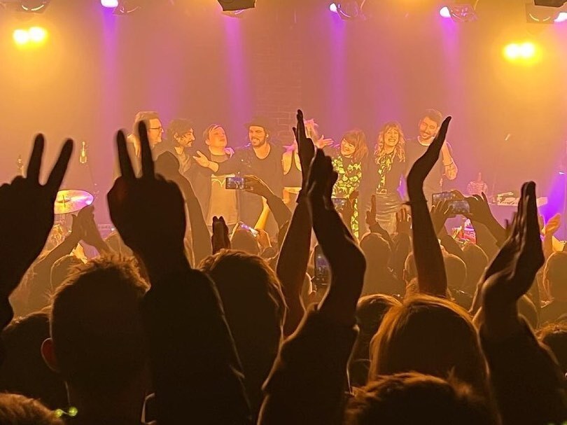 PineyGir's tweet photo. Back to life, back to reality after a fab tour of Europe with the lovely #gazcoombes #turnthecararound #worldsstrongestband #roxys #roxyroxyroxy #backingvocals #backingsingers #ienvyus https://t.co/ztgY93SGOc https://t.co/X6UjawIPVE