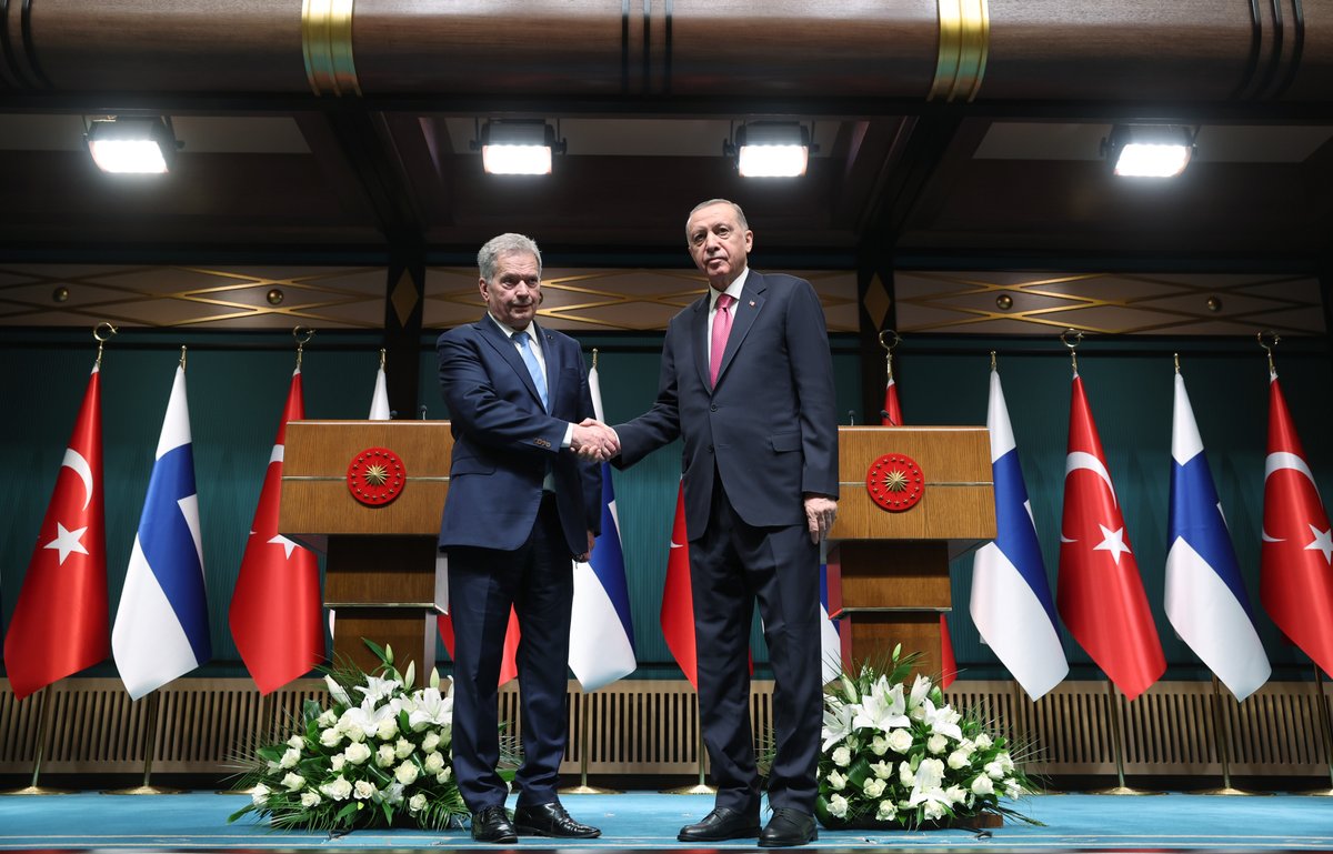 RTErdogan's tweet photo. Finlandiya Cumhurbaşkanı Sayın Sauli Niinistö ve heyetini Ankara’da misafir etmekten memnuniyet duyduk.

Sayın @Niinisto ile görüşmelerimizde, Türkiye - Finlandiya münasebetlerini geliştirme yönündeki ortak irademizi teyit ederken önümüzdeki dönemde atacağımız adımları ele aldık. 

Finlandiya’nın deprem felaketi karşısında uzattığı yardım eli dostluğumuzu pekiştirmiştir. Bu vesileyle, Finlandiya Hükümeti ile halkının gösterdiği dayanışma ve gönderdiği yardımlar için bir kez daha teşekkür ediyorum.

Finlandiya ile yatırımlar, savunma sanayii ve turizm alanları başta olmak üzere, ekonomik ve ticari iş birliğimizi çeşitlendirmeye hazırız. 

Türkiye, binlerce vatandaşını teröre kurban vermiş bir ülkedir. Herkesin malumu olduğu üzere, DEAŞ’tan PKK-PYD ve FETÖ’ye kadar, dünyanın en eli kanlı yapılarıyla, eş zamanlı mücadele ediyoruz. 

Bölgemizin geleceğinde hiçbir terör örgütüne yer olmadığına inanıyoruz. Adı, iddiası ve arkasındaki hesaplar ne olursa olsun, ülkemizin bekasına, milletimizin canına kasteden örgütlerin kökünü kazımakta kararlı olduğumuzu, her fırsatta ve zeminde açıkça ortaya koymaktayız. 

NATO’nun genişleme sürecini, bu gerçekler çerçevesinde değerlendiriyoruz. 

Ülkemizin haklı güvenlik kaygılarını gidermek yolunda gösterilen hassasiyete, atılan somut adımlara ve kaydedilen mesafeye binaen, Finlandiya’nın NATO’ya Katılım Protokolü’nün Meclisimizdeki onay sürecini başlatmaya karar verdik. 

Bu kararımızın, ülkelerimiz başta olmak üzere, İttifakımız için hayırlı olmasını diliyorum. Finlandiya’nın üyeliğiyle daha da güçlenecek NATO, bu sayede küresel güvenlik ve istikrarın muhafazasında daha etkin rol oynayacaktır. 

Sayın Cumhurbaşkanı’nın gerçekleştirdiği bu ziyaretin, ikili iş birliğimizin güçlenmesine ve halklarımız arasındaki dostluğun derinleşmesine katkıda bulunacağına inanıyorum.